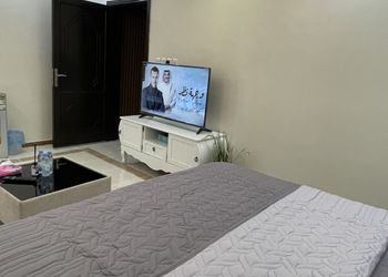 استديو بأثاث مريح وبسيط 