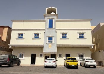 غرفة بسرير ماستر