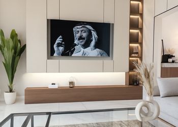 شقة بصالة أنيقة ودخول ذاتي