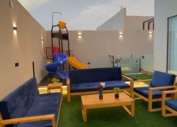 شاليه بمسطح اخضر ومسبح 