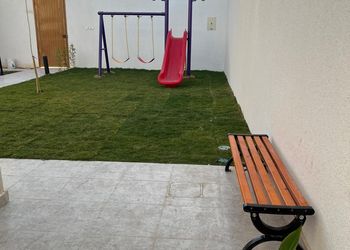 شاليه بجلسة خارجية ومسطح اخضر