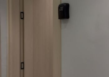 استديو بأثاث مريح وبسيط 