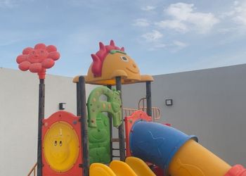 شاليه بمسطح اخضر ومسبح 