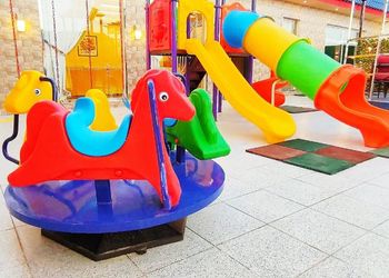 منتجع بمسبحين والعاب مائية 