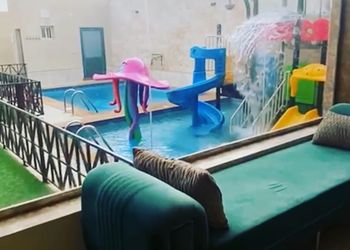 استراحة بألعاب أطفال ومسطح اخضر