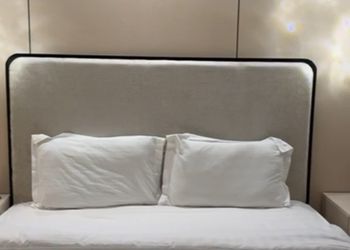 استديو بأثاث مريح وبسيط 