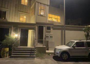 استديو بسرير ماستر وجلسة جانبية 
