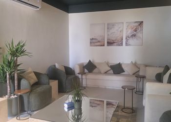 شاليه بمسطح اخضر وجلسة خارجية
