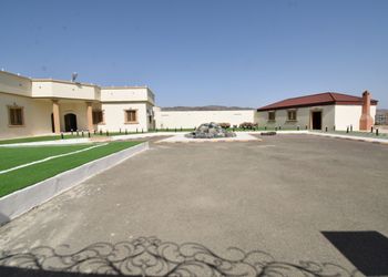 استراحة بملعب كرة طائرة وجلسة 