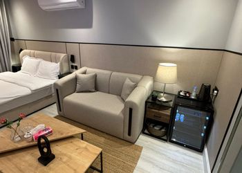 استديو بأثاث مريح وبسيط 