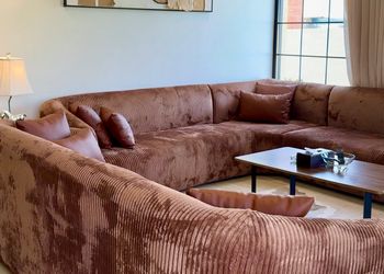 شاليه بجلسة خارجية مطلة على المسبح