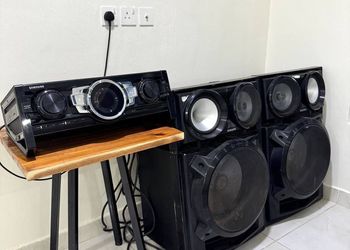 شاليه بمسطح اخضر وجلسة خارجية 