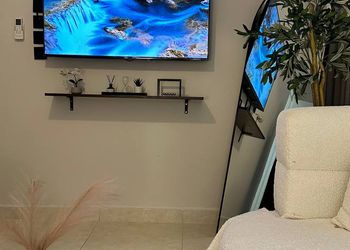 استديو بأثاث مريح وبسيط 