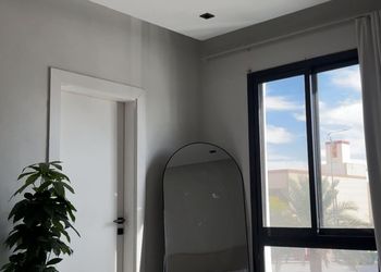 استديو بدخول ذاتي وتصميم هادئ 