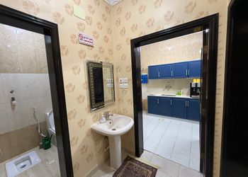 شقة بثلاث اسرة وجلسة جانبية 