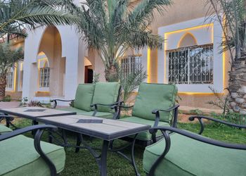 استراحة بمسطح اخضر وجلسه خارجيه