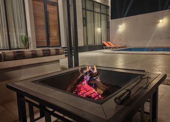 شاليه بمسطح اخضر ومسبح 
