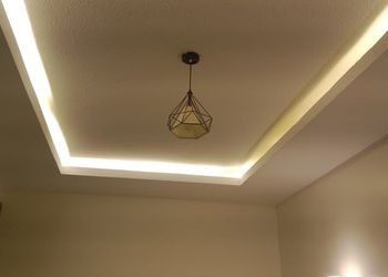 غرفة بسرير ماستر و اثاث مريح