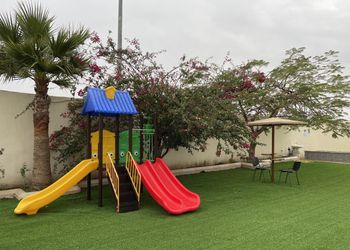 شاليه بمسطح اخضر وجلسة خارجية 