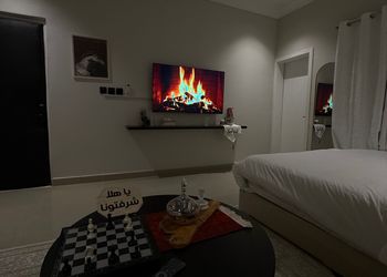 غرفة بسرير ماستر