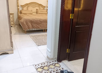 شقة بغرفة جلوس وغرفتين نوم 