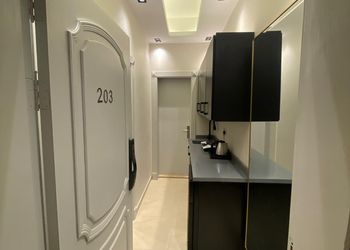 استديو بأثاث مريح وبسيط 