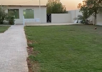استراحة بمسطح اخضر وجلسه خارجيه