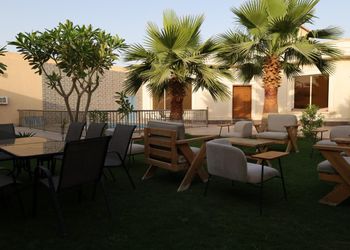شاليه بجلسة خارجية مطلة على المسبح