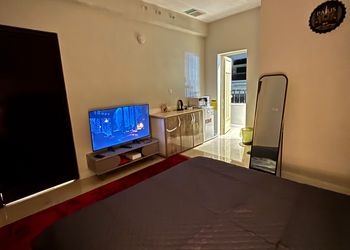 استديو بأثاث مريح وبسيط 