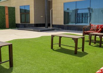 استراحة بألعاب أطفال ومسطح اخضر 