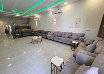 شاليه بجلسة تطل على مسبح خارجي 