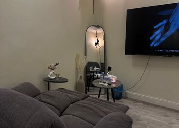 استديو لطيف بسرير ماستر وجلسة 