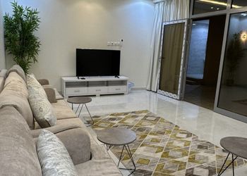 شاليه بجلسة تطل على مسبح خارجي 