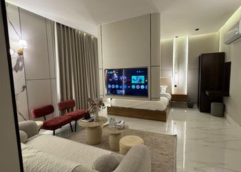 استديو بسرير ماستر وجلسه جانبيه