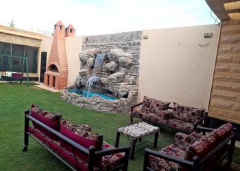شاليه بمسطح اخضر وجلسة خارجية 