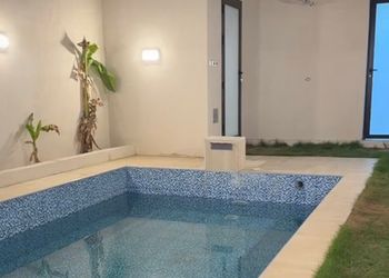 شاليه بمسطح اخضر ومسبح 