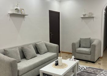 شقة بصالة جلوس وغرفتين نوم 