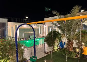 شاليه بألعاب أطفال ومسبح
