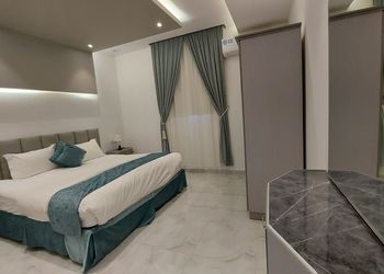 غرفة بسرير ماستر  ودورة مياة 