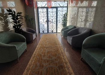 شقة بغرفة معيشة وغرفة نوم 
