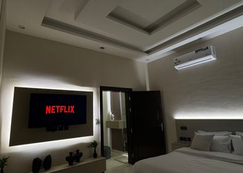 استديو بسرير مريح وتصميم هادئ 