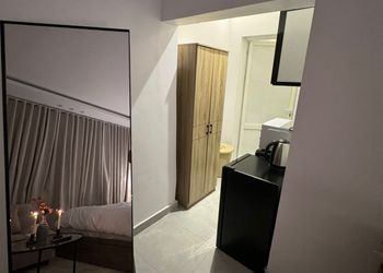 استديو بسرير ماستر وجلسة جانبية 