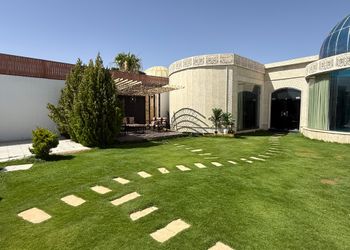 شاليه بمسطح اخضر ومسبح 