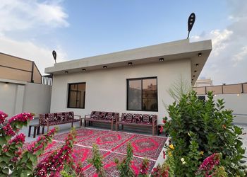 استراحة بمسطح اخضر وجلسه خارجيه