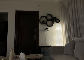 شقة بغرفة معيشة وغرفة نوم 