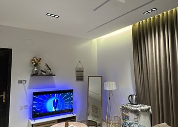 استديو بأثاث مريح وبسيط 