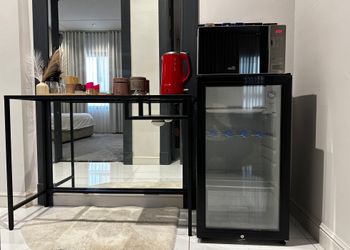 شقة بصالة أنيقة ودخول ذاتي