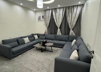 شقة بمجلس وغرفتين نوم 