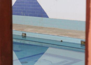 استراحة بمجالس ومسطحات خضراء