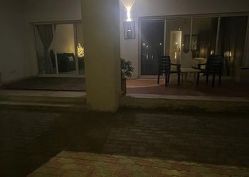 شاليه بصالة مطلة على البحر 